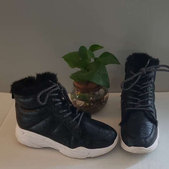 Steve Madden Black Ankle Boots with White Soles - Picture 1 of 4
